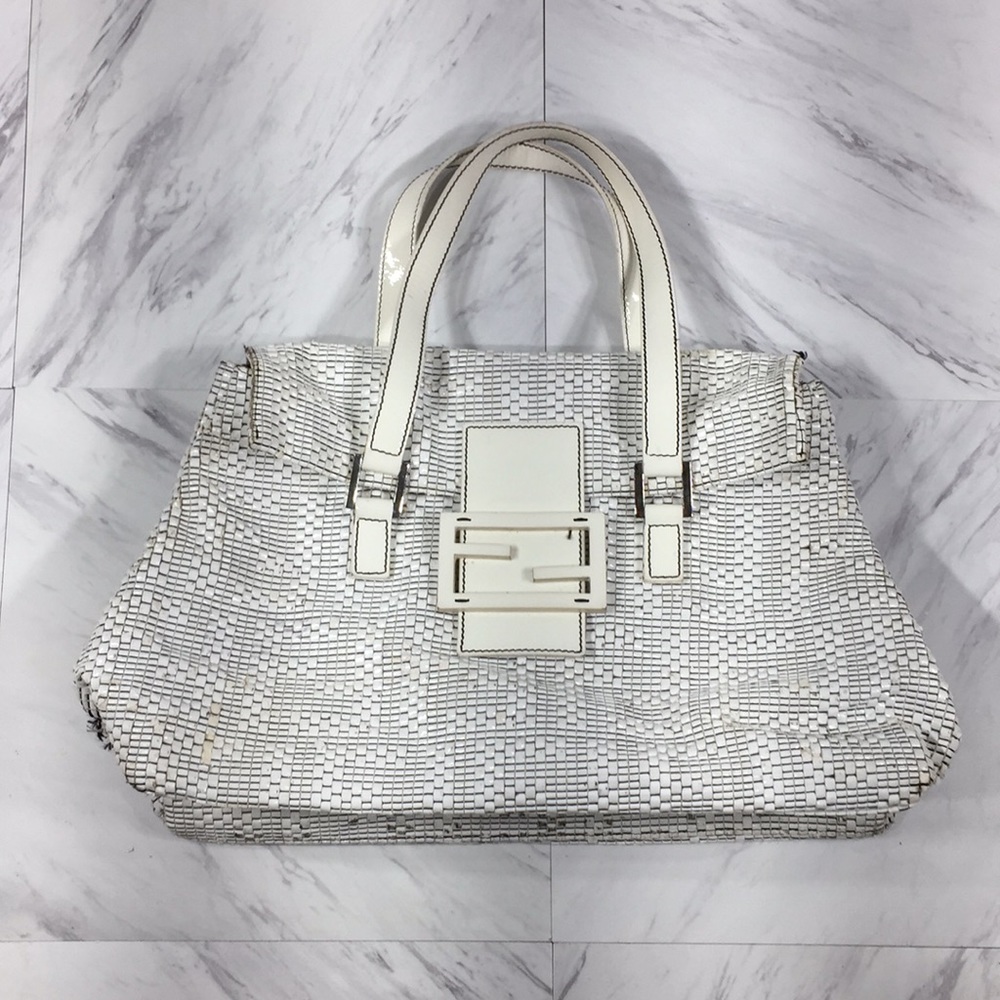 ⭐️ FENDI WHITE LARGE HANDBAG (SOME DAMAGE)